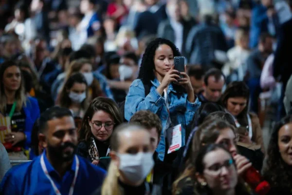 04MAY22-Arena-Stage-Roberto-Furtado-0123-700x467