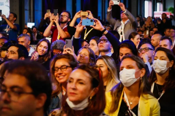 04MAY22-Arena-Stage-Roberto-Furtado-0197-1-700x467